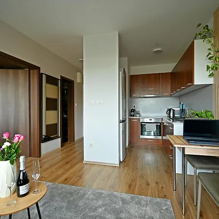 Apartment Nivy Balcony Next To Bus Station